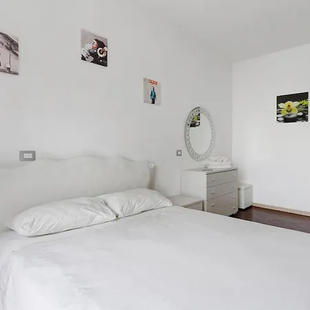 Apartament Quadrilocale Luminoso Con Balcone