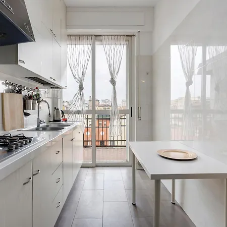 Quadrilocale Luminoso Con Balcone Milano